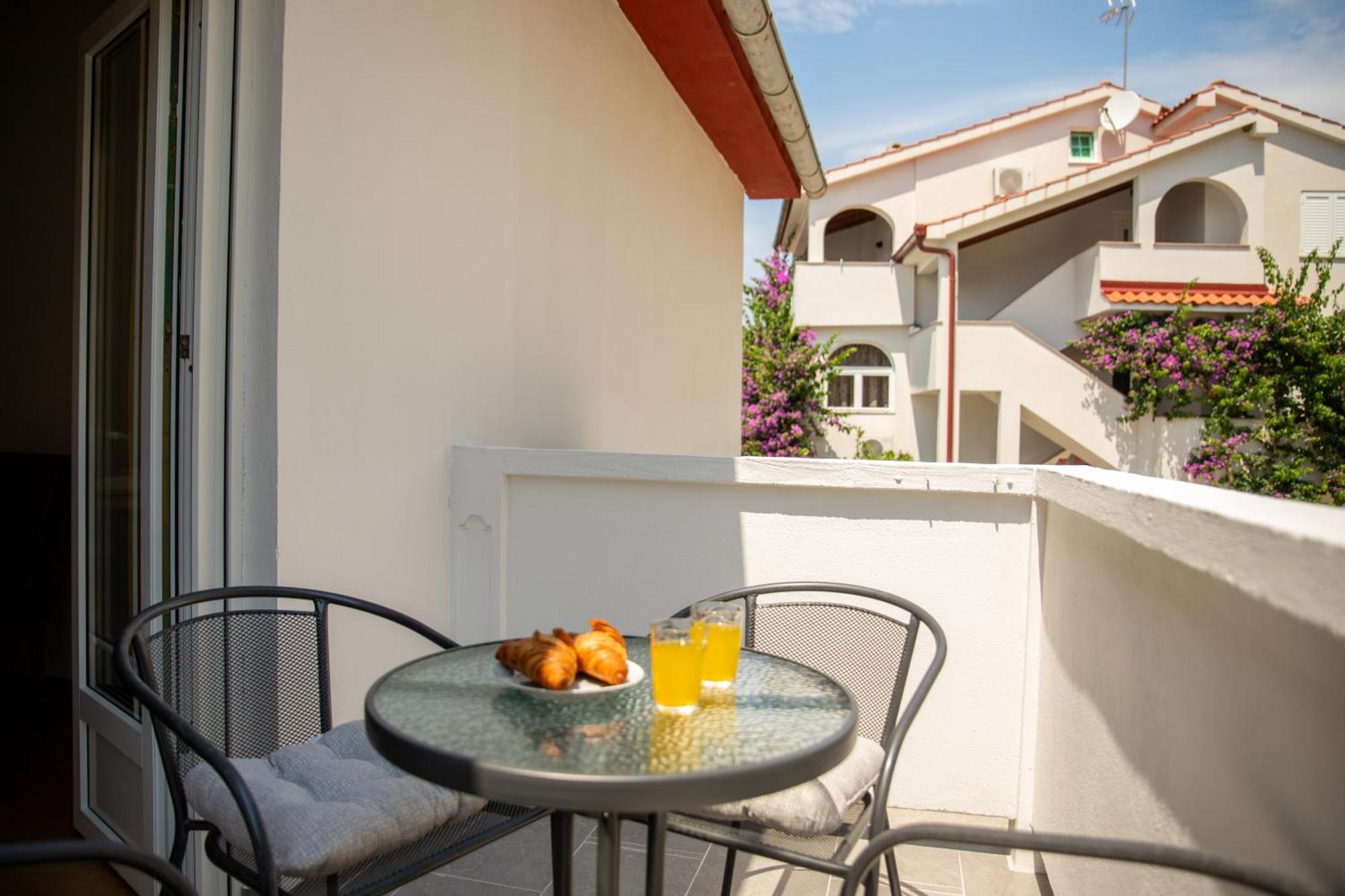 Apartment Visnja *